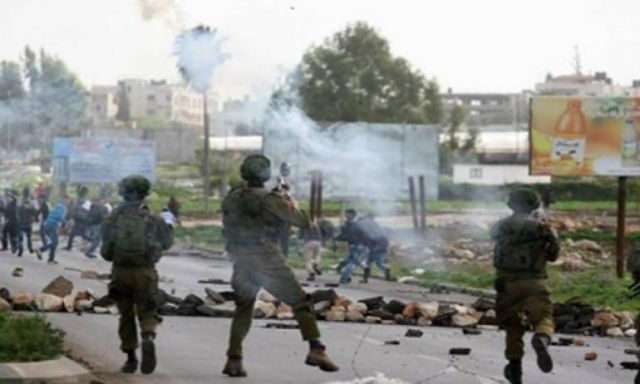 إصابة عشرات الفلسطينيين باختناق في مواجهات مع قوات الاحتلال بالخليل