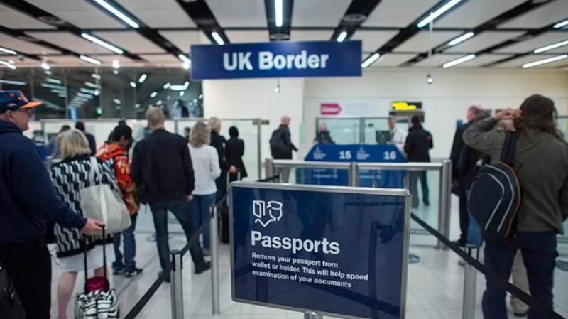 فضيحة تهزّ بريطانيا.. أختام جوازات سفر رسمية تسمح للمهاجرين بالبقاء للأبد