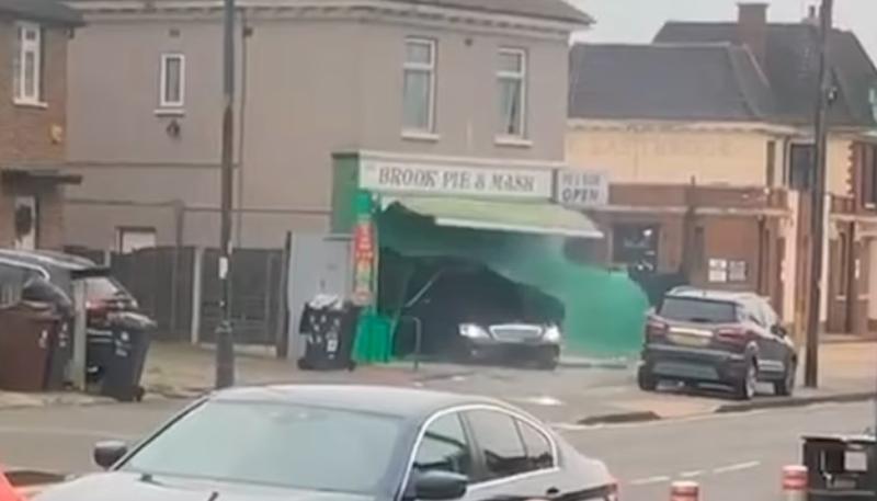 فيديو مروع.. سيارة تصطدم بمتجر فطائر في لندن بشكل غريب ومتكرر