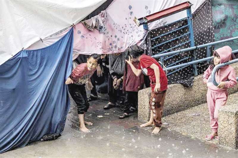 أمطار ورياح شديدة.. أهل غزة يواجهون الحرب وموجة الطقس السييء في الخيام