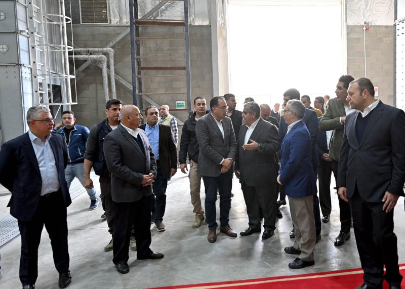 يوفر متطلبات المشروعات القومية.. رئيس الوزراء يزور مصنعا لإنتاج أجهزة الإضاءة