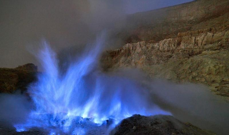 فيديو.. لهب أزرق كهربائي ينفجر من بركان إندونيسي والكشف عن السر وراءه