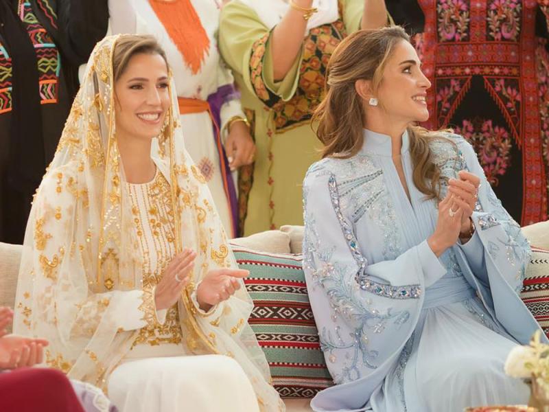 على طريقة حماتها الملكة رانيا.. إطلالات الأميرة رجوة الحسين تخطف الأنظار (صور)