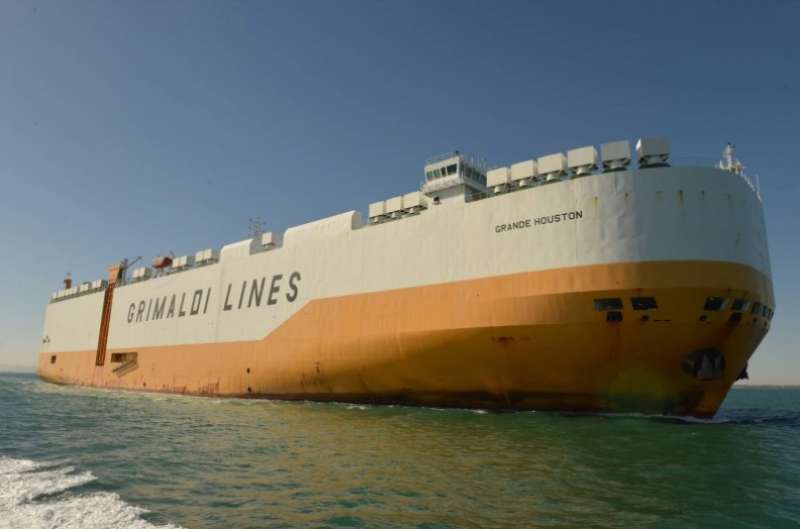 انتظام الملاحة في قناة السويس وعبور سفن عملاقة بحمولة 2.3 مليون طن (صور)