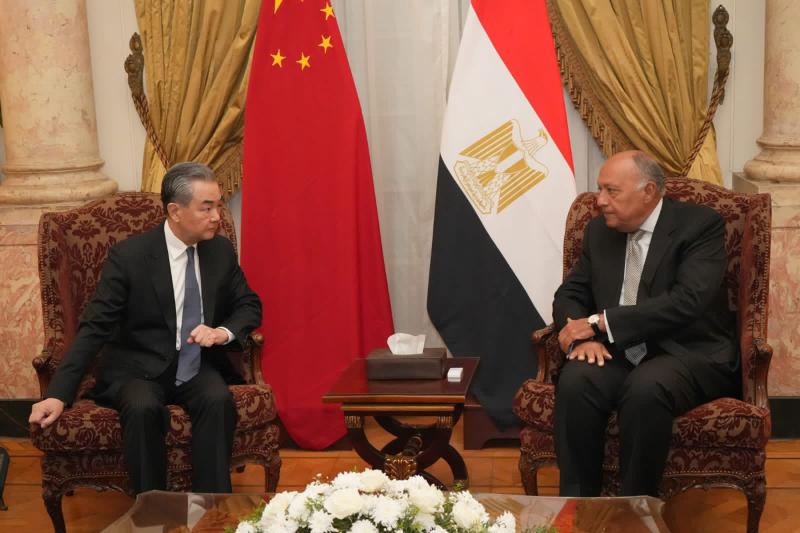عقدا جلسة مباحثات ثنائية.. وزير الخارجية يستقبل نظيره الصيني في قصر التحرير