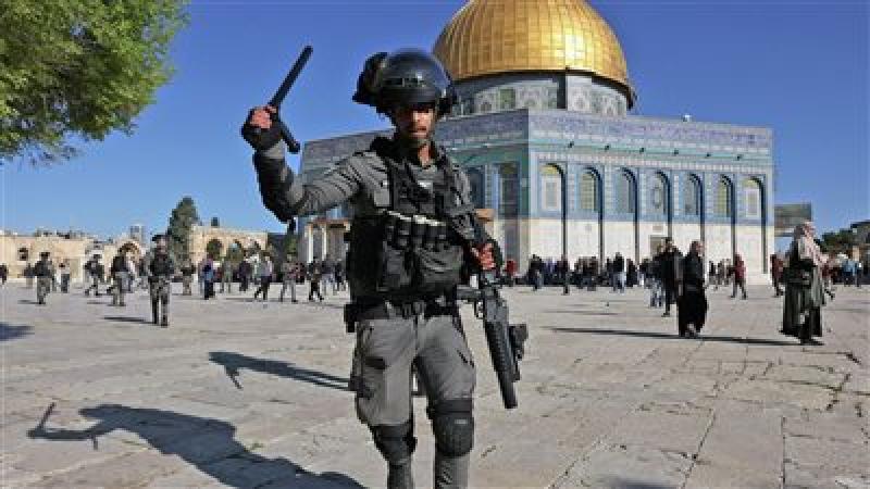 مستوطنون إسرائيليون يقتحمون المسجد الأقصى بحراسة شرطة الاحتلال