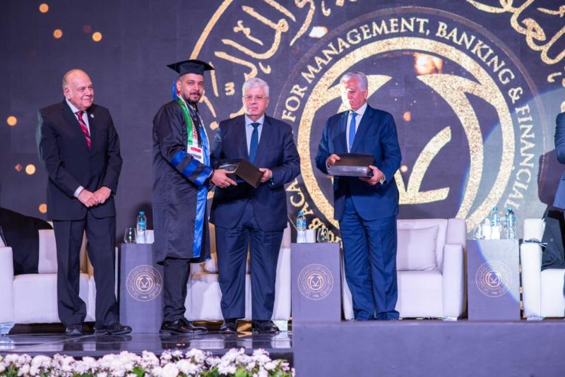 وزير التعليم العالي يشهد حفل تخرج الحاصلين على الدراسات العليا بالأكاديمية العربية للعلوم الإدارية