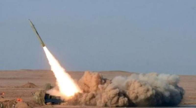 هجمات الحوثيين اليوم .. صاروخ يضرب سفينة أمريكية وبريطانيا تتوعد بالرد