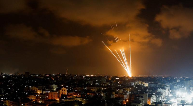قصف مستوطنة سديروت بـ 14 صاروخًا من قطاع غزة