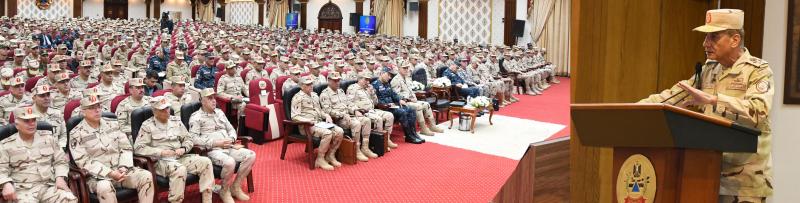 وزير الدفاع يلتقى بعدد من قادة وضباط القوات المسلحة بقيادة المنطقة المركزية العسكرية