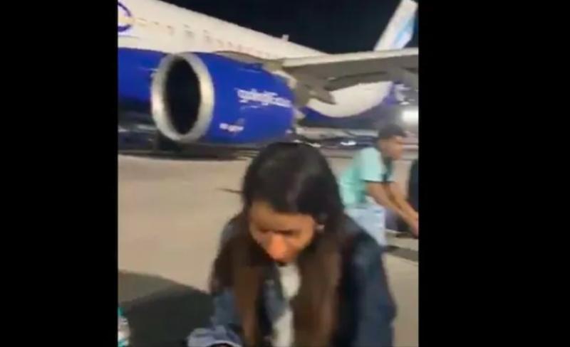 فيديو أثار الصدمة.. مسافرين يأكلون على مدرج مطار بعد تأخر رحلتهم