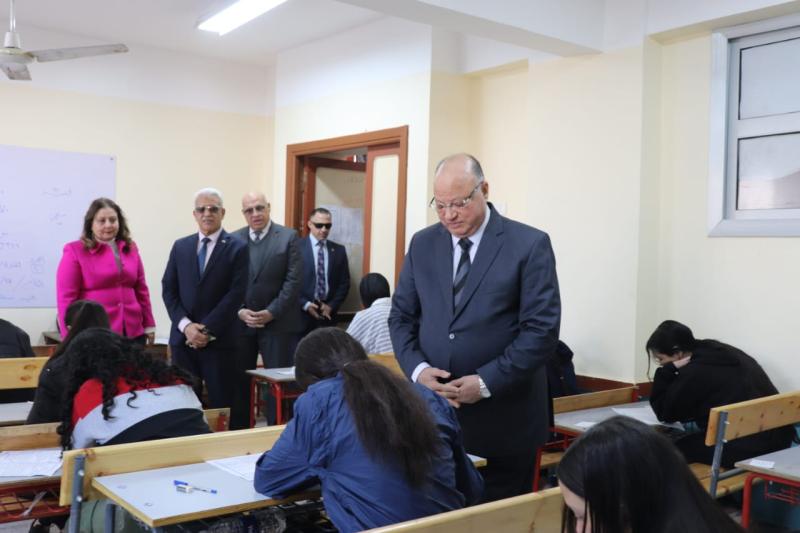 محافظ القاهرة يتفقد بدء إمتحانات الفصل الدراسى الاول للشهادة الإعدادية