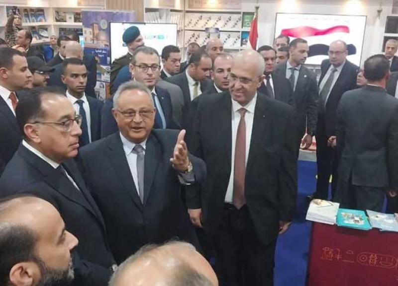 رئيس الوزراء يتفقد جناح مكتبة الإسكندرية بمعرض القاهرة الدولي للكتاب