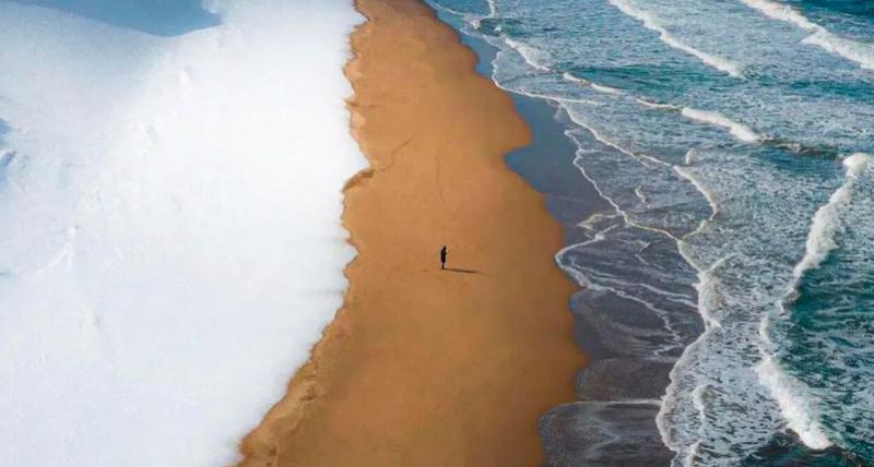 سبحان الخالق!.. الثلج والبحر والرمال يجتمعون معًا على شاطئ اليابان