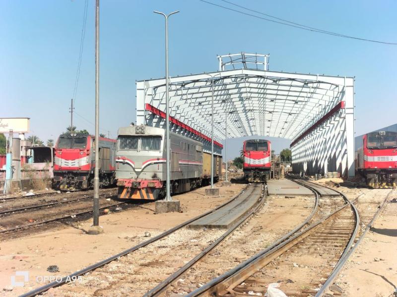 قطارات السكك الحديدية في ورش اسوان
