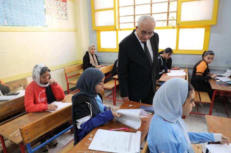 وزير التعليم يتفقد امتحانات الشهادة الإعدادية بالفيوم ويؤكد انتظامها دون شكاوى (صور)