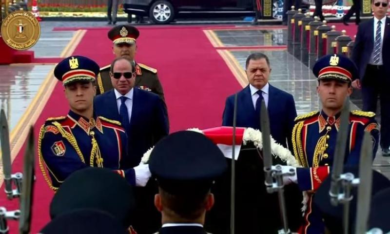 عاجل.. الرئيس السيسي يضع إكليلا من الزهور على قبر شهداء الشرطة