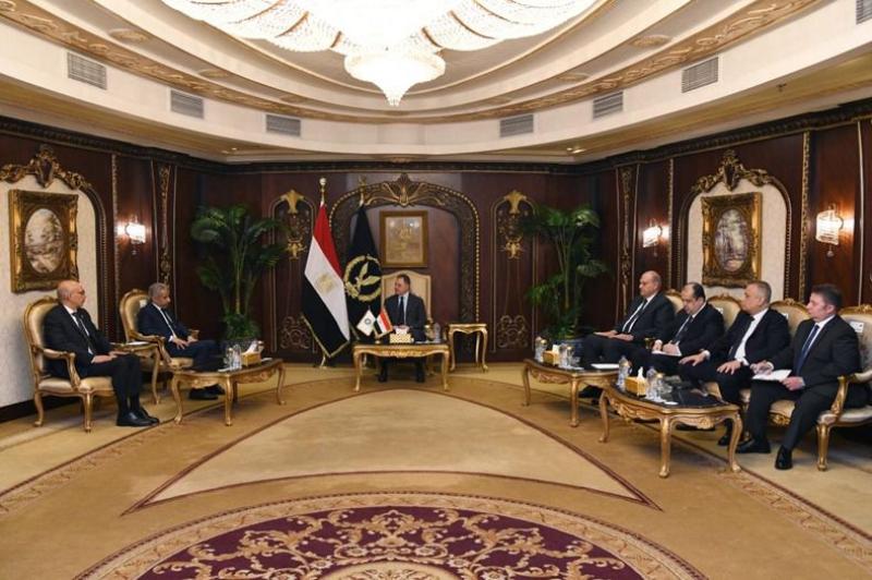 وزير الداخلية يبحث مع «بن على كومان» التعاون الأمني العربي المشترك