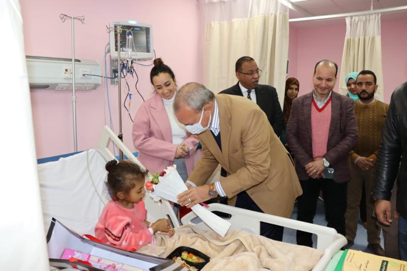 جانب من زيارة محافظ القليوبية لأطفال فلسطين بمستشفى القناطر الخيرية