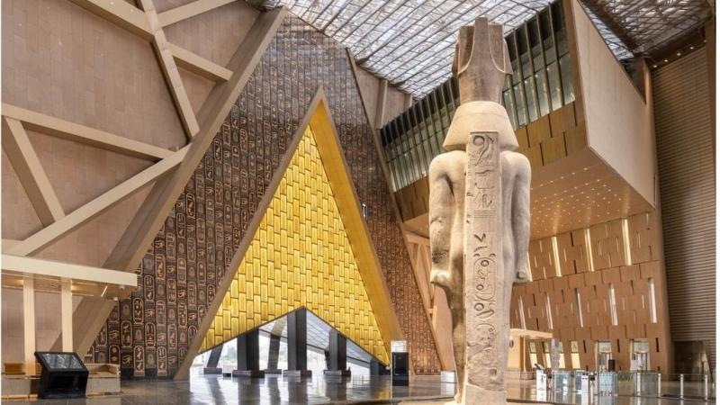 تفاصيل قاعة الملك توت عنخ آمون في المتحف المصري الكبير: روعة التاريخ والفن