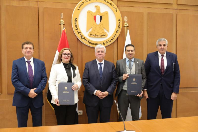وزير التعليم العالي يشهد توقيع اتفاق تعاون بين جامعة القاهرة ”الفرع الدولي” وإيست لندن