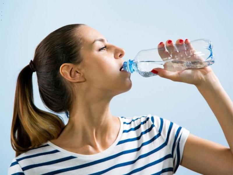 8فوائد لاتعرفها عن  شرب المياه على الريق فى الشتاء