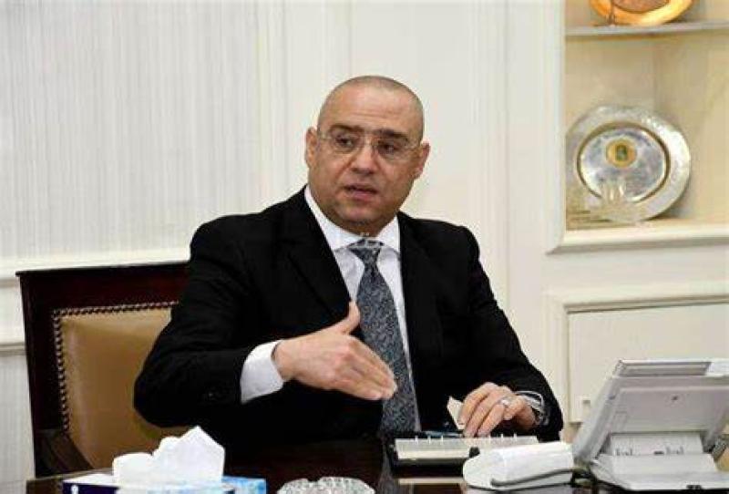 جولة ميدانية.. وزير الإسكان يتابع موقف مشروعات المرافق والطرق بالقاهرة الجديدة