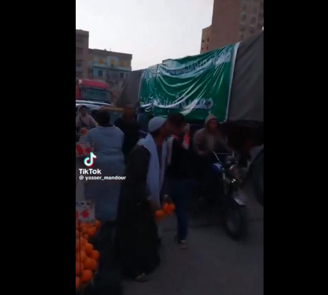 فيديو أحدث ضجة.. حكاية عم ربيع بائع البرتقال الذي دعم أهل غزة