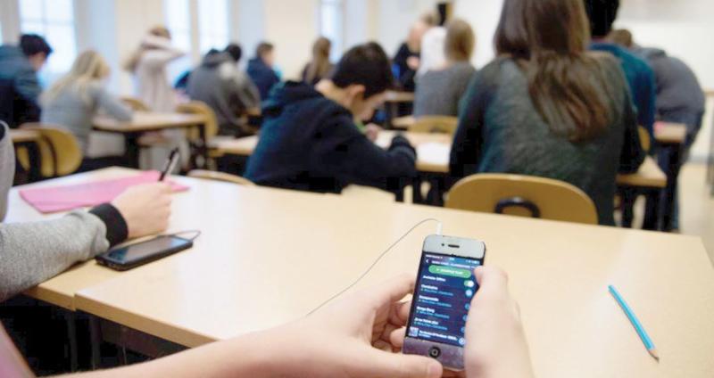 خبير تربوي يكشف أهمية قرار «التعليم» بحظر الهواتف المحمولة في المدارس
