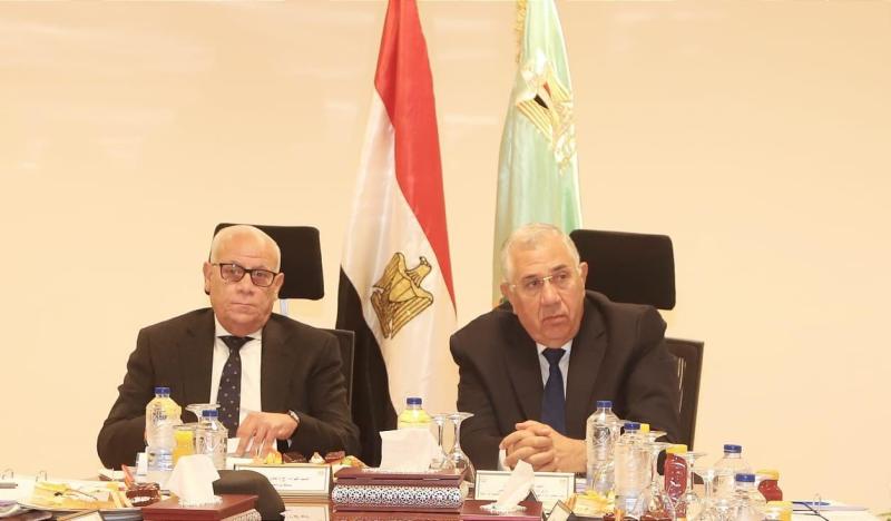 وزير الزراعة ومحافظ بورسعيد خلال اجتماع مجلس ادارة هيئة االتنمية الزراعية