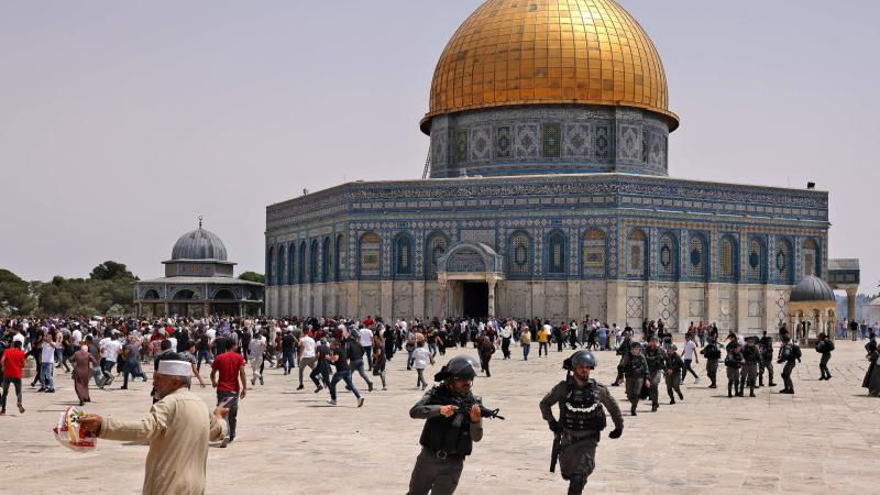 آخرها برج وكاميرات مراقبة ومنع الصلاة في شهر رمضان.. انتهاكات إسرائيل عرض مستمر في المسجد الأقصي منذ 7 أكتوبر