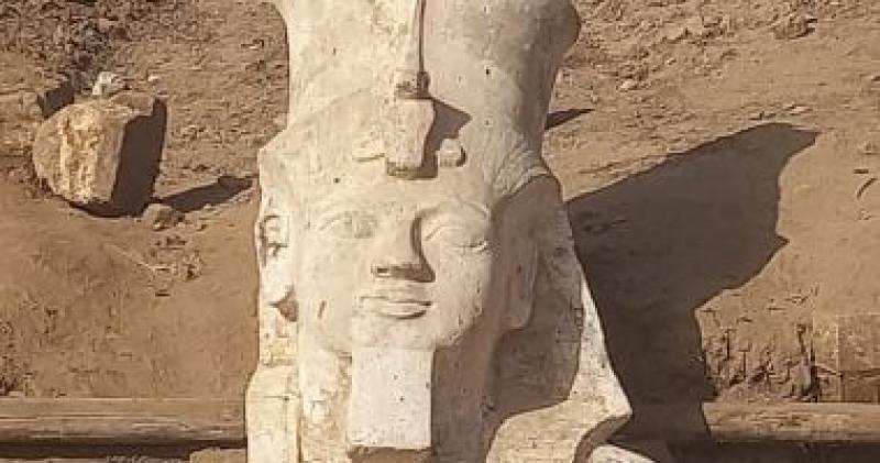 الجزء العلوي المكتشف من تمثال رمسيس الثاني