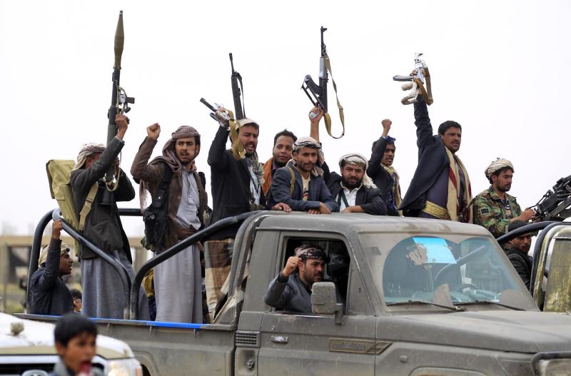 الحوثيون يضعون شرطًا لدخول السفن المياه اليمنية.. واستمرار هجماتهم على السفن الإسرائيلية والأمريكية يؤكد فشل مهمة أسبيديس البحرية