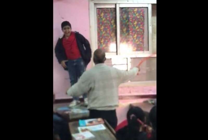 ضرب معلم لتلميذ في الفصل 