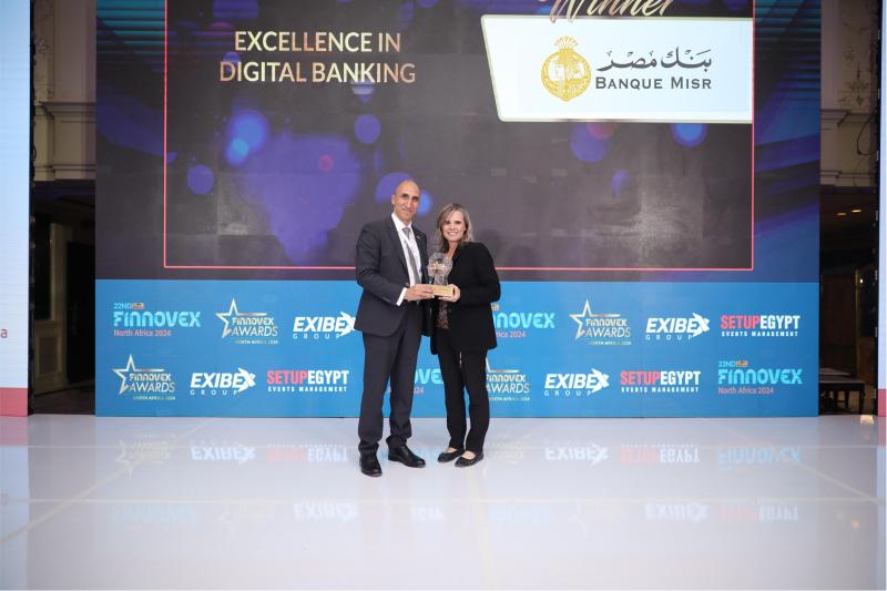 بنك مصر يتوج بجائزة ”التميز في الخدمات المصرفية الرقمية- مصر” وتكريم رئيس قطاع تكنولوجيا المعلومات والاتصالات