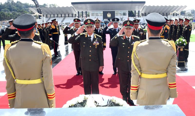 وزير الدفاع يضع إكليلا من الزهور على قبر الجندي المجهول