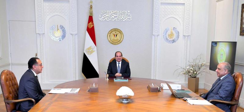 الرئيس السيسي يجتمع برئي الوزراء ووزير قطاع الأعمال 