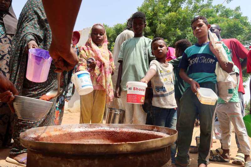 أطفال السودان في مرمي النيران.. خطر المجاعة والأمراض يُهدد الملايين وتجنيدهم من قبل الدعم السريع ينتهك حقوقهم