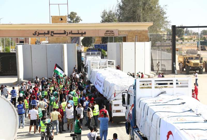 توزيع المساعدات في غزة صداع في رأس نتنياهو.. تسببت في خلافات بينه وبين وزير دفاعه
