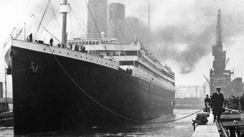 غرائب تيتانيك.. قصة البريطاني الذي تلقى أول نداء استغاثة أثناء الغرق وحدّد مكان الحطام بعد 73 عامًا