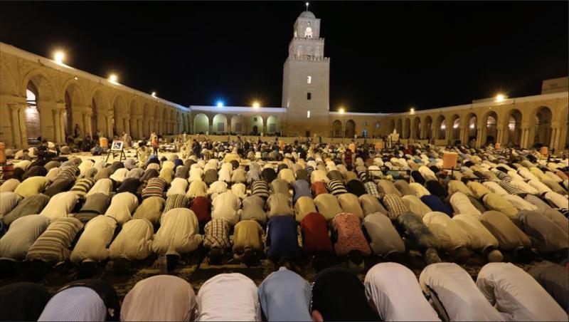 التخلف عن أداء صلاة التراويح في المسجد
