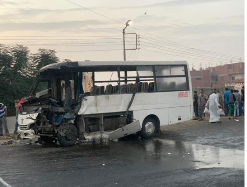 مصرع شابة وإصابة 22 شخص بحادث تصادم أتوبيس وسيارة نقل في طريق شبين الكوم