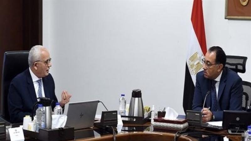 الدكتور رضا حجازي وزير التعليم خلال اجتماع سابق مع رئيس الوزراء 