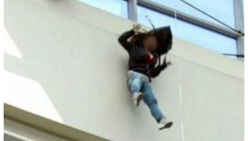 مصرع طفل على يد والدته من الطابق الخامس في الهرم