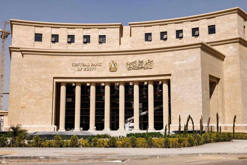 البنك المركزي يعلن مفاجأة.. تراجع تحويلات المصريين بالخارج من 12 إلى 9.4 مليار دولار