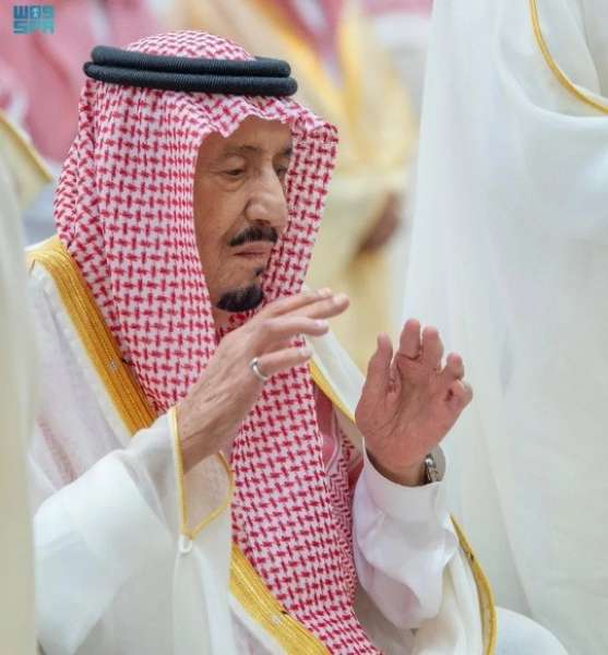 بالصور.. ملك السعودية يؤدي صلاة عيد الفطر بقصر السلام