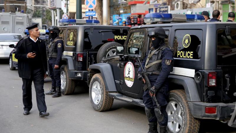 بقصد اللهو.. القبض على شخصين لرش ”فوم” على سيارات شرطة أثناء صلاة العيد بمطروح
