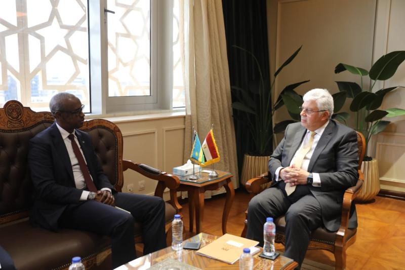 وزير التعليم العالي مع سفير رواندا