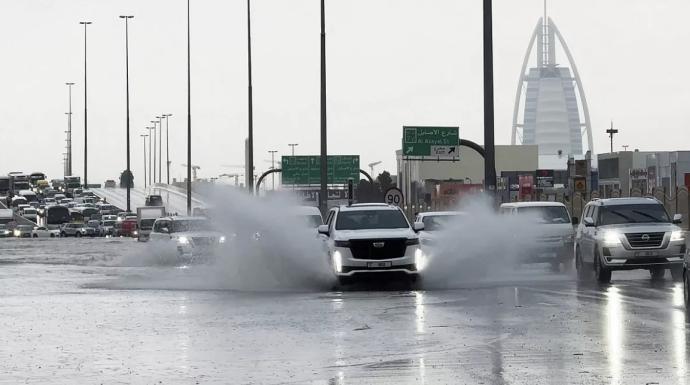 حالة الطقس الآن في الإمارات.. أمطار غزيرة ورياح شديدة تتسبب في تعطيل المدارس والجهات الحكومية