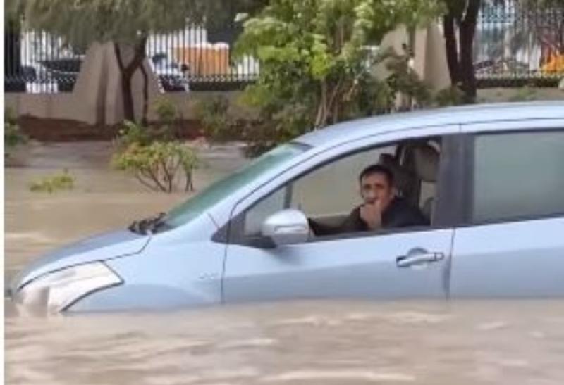 لقطات لا تنسى لـ شهامة المصريين في فيضان دبي